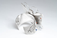 Load image into Gallery viewer, Shiny Back side of bracelet show casing bottom stems of flowers with red coral and lapis stone 
